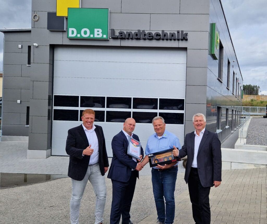 Personen von links nach rechts: Martijn Kroeze - Vredo Commercial Direktor, Arjan Ros - Vredo Geschäftsführer, Anton Loibl - Vertriebs-Vorstand DOB und Erwin Hiegesberger – Vredo Sales Manager